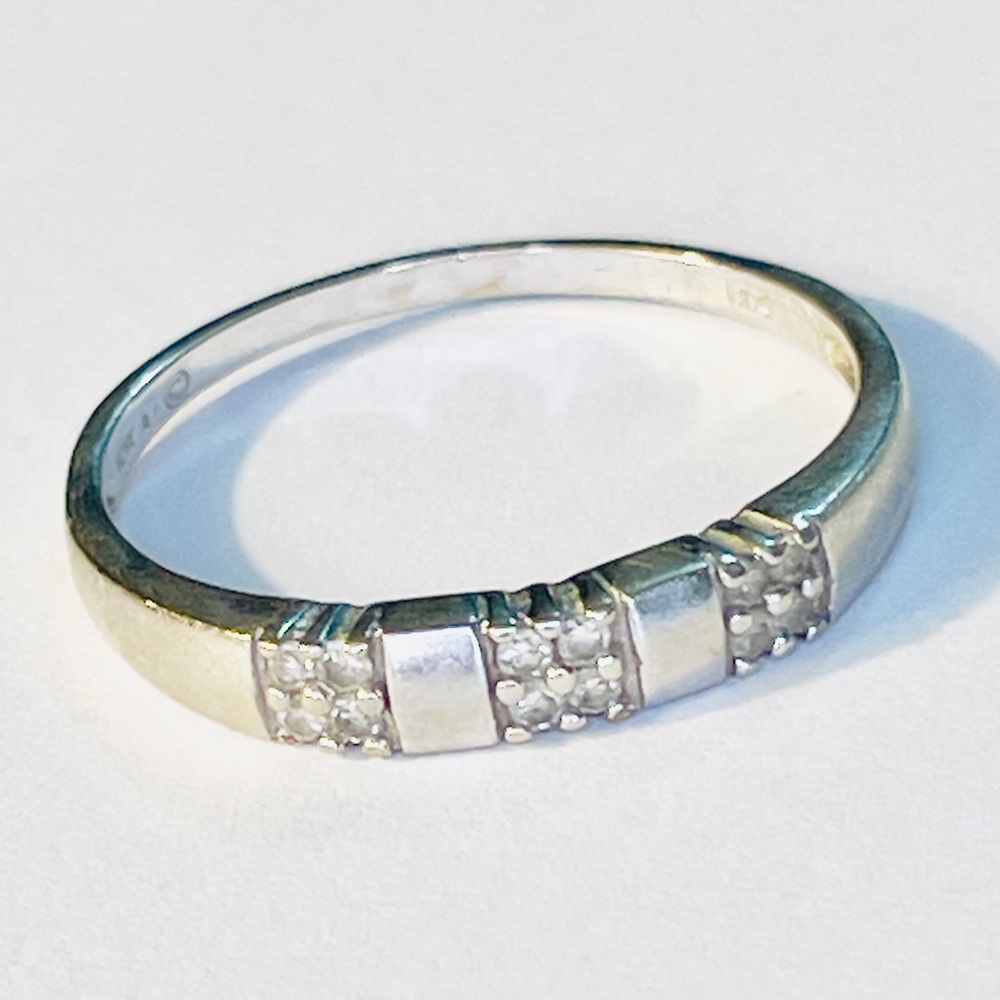 Stunning 10k Solid White Gold Band with Diamond Accents